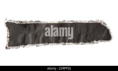 Sfondo del messaggio strappato su un giornale nero su sfondo bianco con percorso di ritaglio Foto Stock