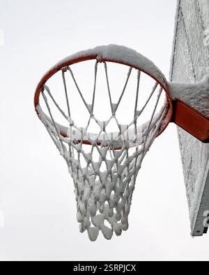 Porta da basket coperta da neve appena caduta Foto Stock