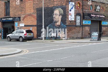 Murale dell'ex allenatore del Liverpool Football Club Jurgen Klopp all'angolo tra Jamaica Street e Jordan Street in città. Foto Stock