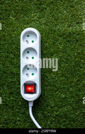 Ciabatta sull'erba. Concetto ambientale. Energia verde, tecnologie moderne e fonti di energia rinnovabili Foto Stock