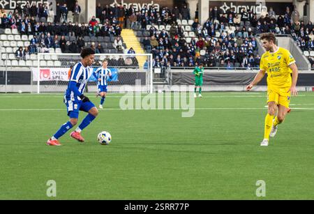 Gothenburg, Svezia. 16 febbraio 2025. Nuovo giocatore, Sebastian Clemmensen, con il pallone per l'IFK Gothenburg in 2 partite di mezza partita in Coppa di calcio svedese tra l'IFK Gothenburg e l'IK Oddevold alla Bravida Arena. Crediti: Per Ljung/Alamy Live News Foto Stock