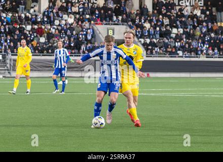 Gothenburg, Svezia. 16 febbraio 2025. Nuovo giocatore Felix Eriksson con il pallone per l'IFK Gothenburg nel secondo tempo della partita tra l'IFK Gothenburg e l'IK Oddevold alla Bravida Arena. Crediti: Per Ljung/Alamy Live News Foto Stock