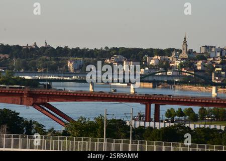 Ponti di Belgrado. La vecchia e la nuova Belgrado sono collegate attraverso il fiume Sava. Panorama della città sullo sfondo Foto Stock