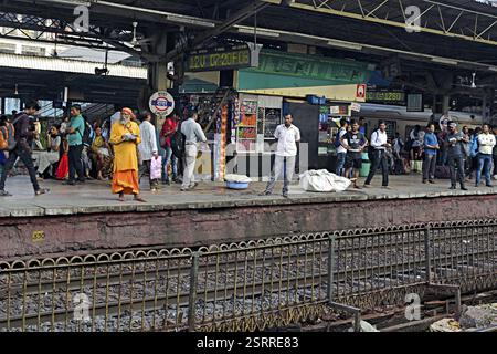 Dadar e stazione ferroviaria, Mumbai, Maharashtra, India, Asia Foto Stock