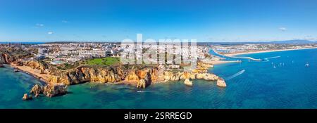 Panorama aereo dalla costa rocciosa meridionale e dalla città di Lagos nell'Algarve in Portogallo Foto Stock