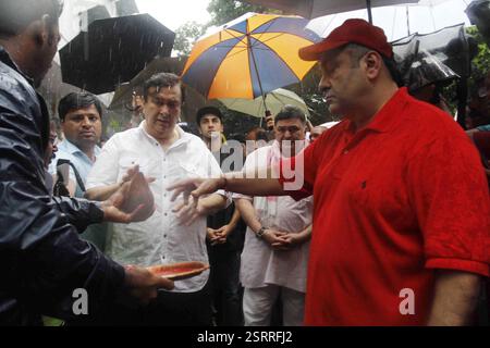 Gli attori di Bollywood Randhir Kapoor Ranbir Kapoor Rishi Kapoor Rajeev Kapoor partecipare processione immersione Signore Ganesh Mumbai Foto Stock