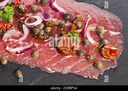 Carpaccio di manzo freddo Foto Stock