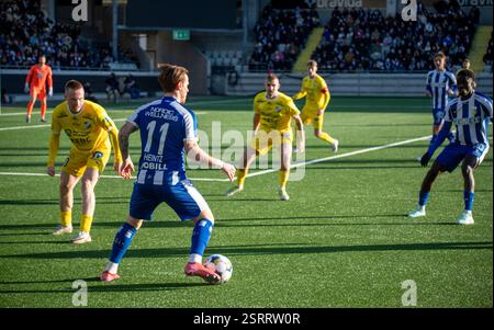 Gothenburg, Svezia. 16 febbraio 2025. Nuovo giocatore Tobias Heintz con il pallone per l'IFK Gothenburg durante il primo tempo della partita tra l'IFK Gothenburg e l'IK Oddevold alla Bravida Arena. Crediti: Per Ljung/Alamy Live News Foto Stock