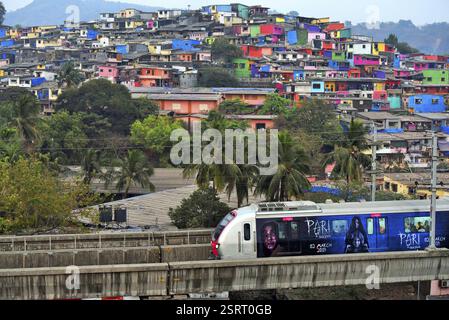 Treno della metropolitana vicino Asalpha stazione ferroviaria, Mumbai, Maharashtra, India, Asia Foto Stock
