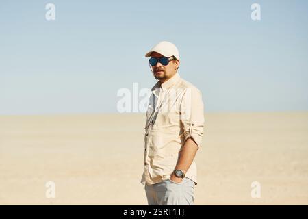 In piedi e in posa. Il turista maschile in abiti casual è nei deserti dell'Africa, Namibia. Foto Stock