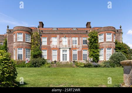 Il retro di Hinton Ampner - una casa di campagna e tenuta in stile architettonico neo georgiano vista dal 'giardino sommerso' in estate Foto Stock
