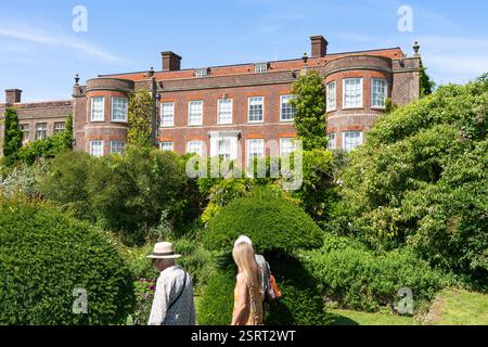 Visitatori e turisti in alta estate nel 'giardino sommerso' sul retro della casa di campagna e tenuta in stile Neo Georgiano Hinton Ampner Foto Stock