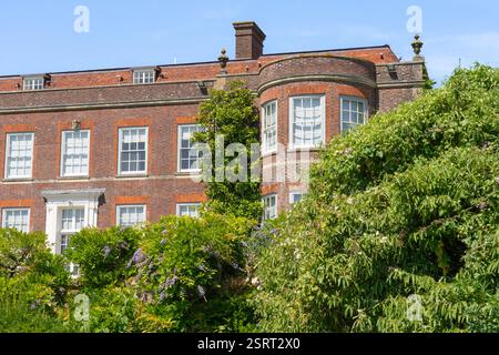 Il retro di Hinton Ampner - una casa di campagna e tenuta in stile architettonico neo georgiano vista dal 'giardino sommerso' in estate Foto Stock