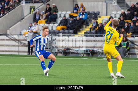 Gothenburg, Svezia. 16 febbraio 2025. Linus Carlstrand per IFK Gothenburg e Alexander Almqvist per Oddevold in una situazione durante il secondo tempo della partita tra IFK Gothenburg e IK Oddevold alla Bravida Arena. Crediti: Per Ljung/Alamy Live News Foto Stock