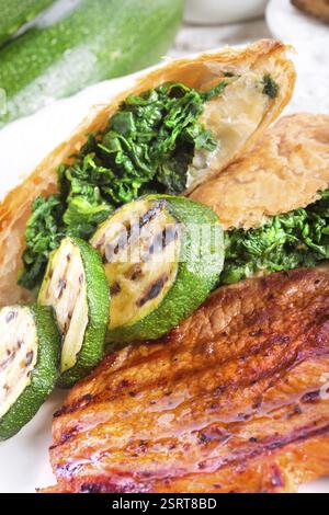 Bistecche alla griglia con sacchetto di pasta sfoglia e zucchine Foto Stock