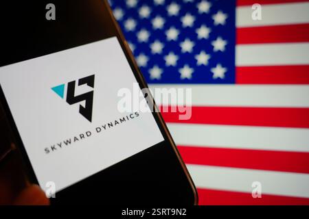 Roosendaal, Paesi Bassi - 16 febbraio 2025: Un telefono cellulare con il logo della Skyward Dynamics, con la bandiera degli Stati Uniti d'America Foto Stock