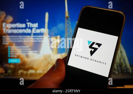 Roosendaal, Paesi Bassi - 16 febbraio 2025: Un telefono cellulare con il logo di Skyward Dynamics, con il sito web dell'azienda sullo sfondo. Foto Stock