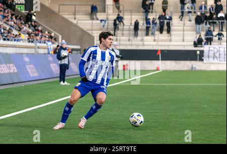 Gothenburg, Svezia. 16 febbraio 2025. Il giocatore, Eman Markovic, con il pallone per l'IFK Gothenburg, nella partita tra l'IFK Gothenburg e l'IK Oddevold alla Bravida Arena. Crediti: Per Ljung/Alamy Live News Foto Stock