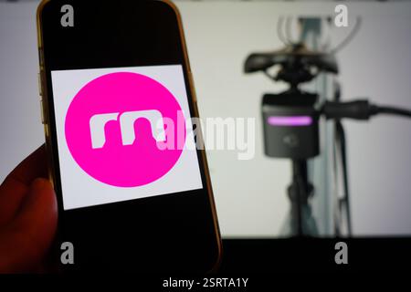 Roosendaal, Paesi Bassi - 16 febbraio 2025: Un telefono cellulare che mostra il logo di MicroFleet, con il sito Web dell'azienda sullo sfondo. Foto Stock