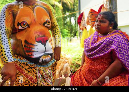 Dipinto di corpi umani per Pulikali Tiger danza, Onam festival, Kerala, India, Asia Foto Stock
