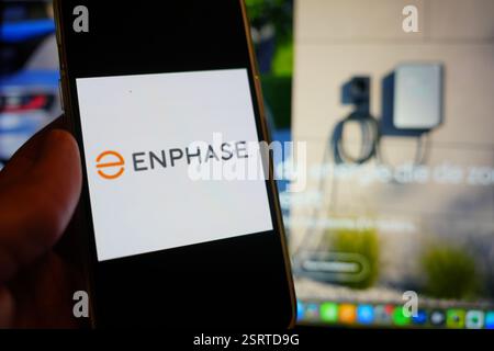 Roosendaal, Paesi Bassi - 16 febbraio 2025: Un telefono cellulare che mostra il logo di Enphase Energy, con il sito web dell'azienda sullo sfondo. Foto Stock