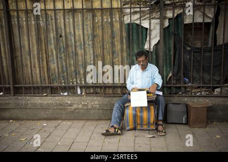 Typist sitting Pavement, Mumbai, Maharashtra, India, Asia Foto Stock