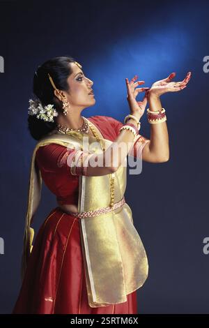 Ballerino che esegue la danza classica kathak dell'India MR#332 Foto Stock