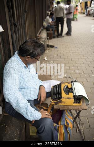 Typist sitting Pavement, Mumbai, Maharashtra, India, Asia Foto Stock