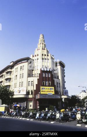 Vista esterna dell'Eros Cinema, Churchgate, Mumbai, India, Asia Foto Stock