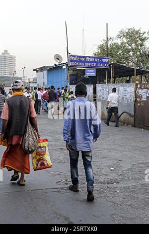 Dadar e stazione ferroviaria di Mumbai, Maharashtra, India, Asia Foto Stock