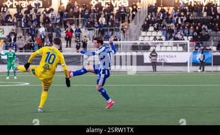 Gothenburg, Svezia. 16 febbraio 2025. Liridon Kalludra in un tentativo fallito di bloccare il passaggio da Tobias Heintz in una situazione durante la seconda metà del match tra IFK Gothenburg e IK Oddevold alla Bravida Arena. Crediti: Per Ljung/Alamy Live News Foto Stock
