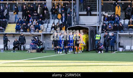 Gothenburg, Svezia. 16 febbraio 2025. Giocatori e arbitri prima del calcio d'inizio nella partita tra IFK Gothenburg e IK Oddevold alla Bravida Arena. Crediti: Per Ljung/Alamy Live News Foto Stock