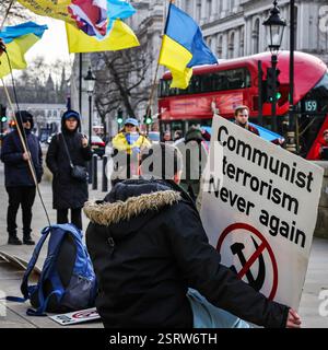 Londra, Regno Unito. 16 febbraio 2025. I manifestanti ucraini e i loro sostenitori si radunano di fronte a Downing Street a Whitehall a Westminster. La protesta regolare è diventata più focalizzata e più forte dai recenti commenti del presidente e vicepresidente degli Stati Uniti che hanno indicato che avrebbero posto il veto all'adesione Ucraina alla NATO e potrebbero procedere a colloqui sull'Ucraina con la Russia nei loro prossimi incontri in Arabia Saudita, senza consultare il paese invaso. Crediti: Imageplotter/Alamy Live News Foto Stock