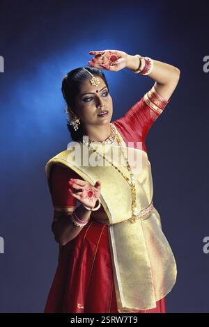 Ballerino che esegue la danza classica kathak dell'India MR#332 Foto Stock