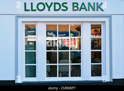 L'edificio della Lloyds Bank a High Street, Rayleigh, Essex, Regno Unito. CHIUSURA IL 20 MAGGIO 2025. Foto Stock