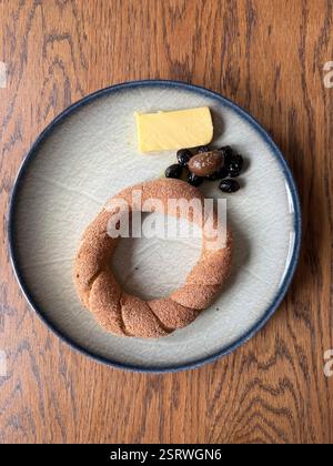 Bagel di crusca di grano simit turco con formaggio e olive per la dieta e la colazione su un tavolo di legno Foto Stock
