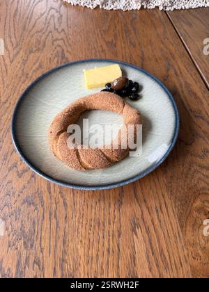 Bagel di crusca di grano simit turco con formaggio e olive per la dieta e la colazione su un tavolo di legno Foto Stock