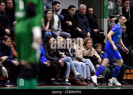 Kiev, Ucraina. 15 febbraio 2025. Kiev, Ucraina 15 febbraio 2024 tifosi durante la Favbet Ukrainian Cup. Round di 16.secondo tappa tra FC HIT Kyiv e Aurora Kyiv - a Kiev, Ucraina (KUBANOV PAVLO UKR/SPP) credito: SPP Sport Press Photo. /Alamy Live News Foto Stock