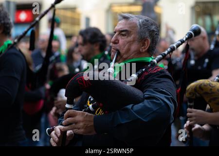 3 marzo 2024, Madrid, Spagna. Bagnino di un gruppo che suona in una sfilata per la festa di San Patrizio a Madrid. Foto Stock