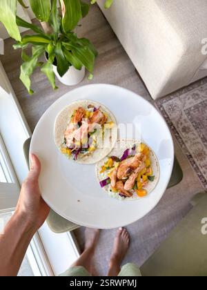 Tacos di salmone su un piatto bianco Foto Stock