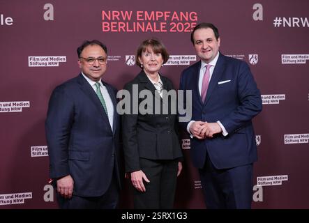 Berlino, Germania. 16 febbraio 2025. Walid Nakschbandi (l), Amministratore delegato del Film- und Medienstiftung NRW, Henriette Reker (M), Sindaco di Colonia e Nathanael Liminski (r), Ministro degli affari federali ed europei, degli affari internazionali e dei media dello Stato della Renania settentrionale-Vestfalia, arrivano al ricevimento del Film- und Medienstiftung presso la rappresentanza dello Stato della Renania settentrionale-Vestfalia durante la Berlinale. Il 75° Festival internazionale del cinema di Berlino si svolgerà dal 13 al 23 febbraio 2025. Credito: Soeren Stache/dpa/Alamy Live News Foto Stock