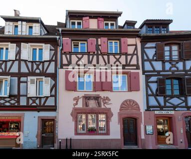 COLMAR, FRANCIA - 20 SETTEMBRE 2024: Case in legno a Colmar, Francia Foto Stock