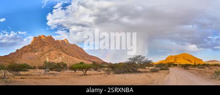 Piccola montagna di Spizkoppe con una pioggia e un arcobaleno nel deserto, Spitzkoppe, Namibia, Africa Foto Stock