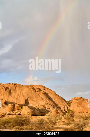 Un arcobaleno al tramonto nel deserto dell'Africa, Spiztkoppe, Namibia, Africa Foto Stock