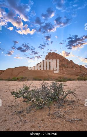 La piccola montagna Spitzkoppe e alcune nuvole dietro l'alba, la Namibia, l'Africa. Foto Stock