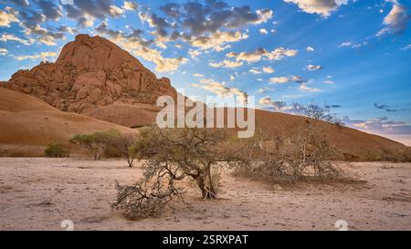 La piccola montagna Spitzkoppe e alcune nuvole dietro l'alba, la Namibia, l'Africa. Foto Stock