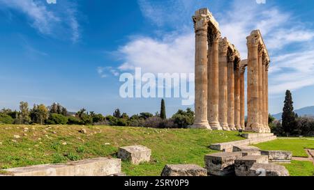 Antiche colonne Antiche del tempio di Zeus Olimpio ad Atene, Grecia. Foto Stock