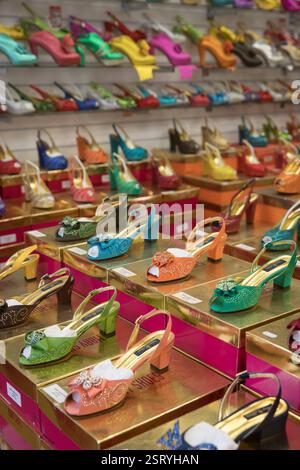 Petticoat Lane Market colorate scarpe da donna, probabilmente di Mary Shoes, esposte sugli scaffali di un negozio di scarpe. Foto Stock