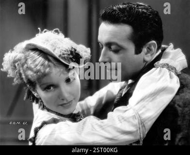 Film ancora da "Spy of Napoleon", tratto dal romanzo della baronessa Orczy. Qui Eloise (Dolly Haas) abbraccia Gerard de Lanoy (Richard Barthelmess). Data: 1935 Foto Stock