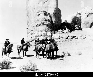 FORT APACHE [US 1948], NOTO ANCHE COME PARTITO DI GUERRA [L-R] HENRY FONDA, JOHN WAYNE data: 1948 Foto Stock